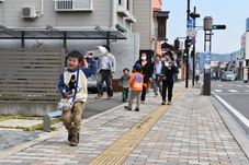 町を散策する参加者