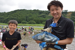 鮎とマスのつかみどり