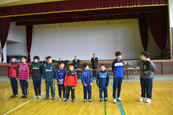 スポーツ少年団新年交流会で団員が今年の抱負を発表している様子