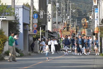 たけのこ祭り(神輿が馬頭商店街を練り歩く様子)