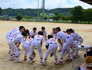 小川那珂クラブの選手全員で円陣を組んでいる